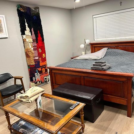 A Luxury Master Bedroom In A Condo Los Angeles Extérieur photo