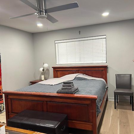A Luxury Master Bedroom In A Condo Los Angeles Extérieur photo